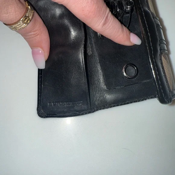 Authentic Burberry 4 ring keychain/cardholder - Picture 6 of 16